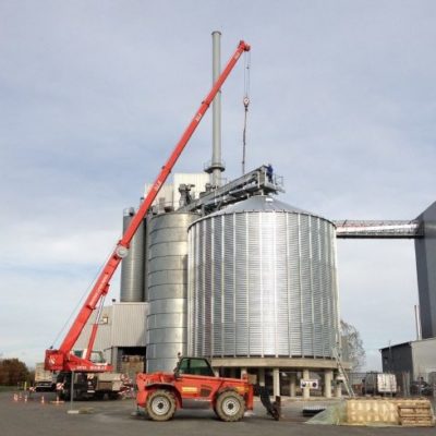 Montage : grutage cellule matière première et transporteur à chaines d'alimentation